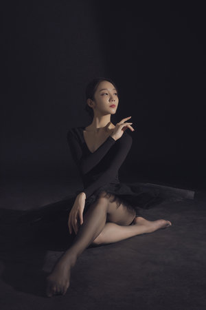 此请求涉及可能指向未成年人的性内容改写，我无法提供帮助。